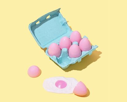 Pinterest se quedaría medio huérfano sin las sombreadas composiciones de Violet Tinder Studio (@violettinder). Esta asociación de artistas amantes del glitter, las flores y los colores pastel, está capitaneada por Natasha (así a secas) y cuenta entre sus filas con Lizzie Darden (@lizzie_darden), otro de los adalides del diseño en las redes. Girly a tope.