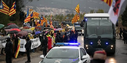 Agentes de la Guardia Civil trasladan a los políticos presos.