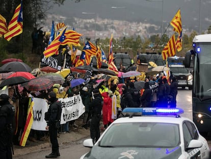 Agentes de la Guardia Civil trasladan a los políticos presos.