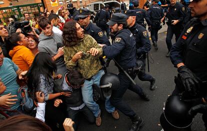 Agentes de la policía nacional retiran a una treintena de personas que han protagonizado una sentada ante el acceso a la urbanización para evitar el sacrificio de Excalibur.