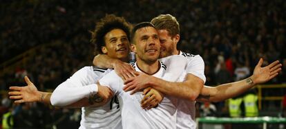 Sane y Schürrle abrazan a Podolski tras su gol.