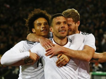 Sane y Schürrle abrazan a Podolski tras su gol.