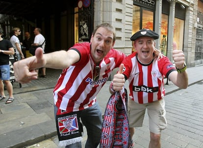 Aficionados del Athletic Club y del Barça en los alrededores de la Plaza de Sant Jaume