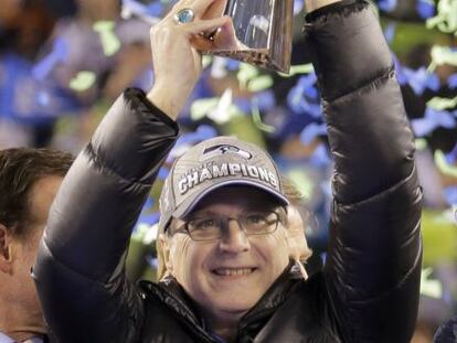 Paul Allen, con el trofeo de la Super Bowl tras la victoria de los Seahawks, el equipo del que es propietario, el pasado 2 de febrero.