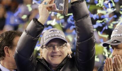 Paul Allen, con el trofeo de la Super Bowl tras la victoria de los Seahawks, el equipo del que es propietario, el pasado 2 de febrero.