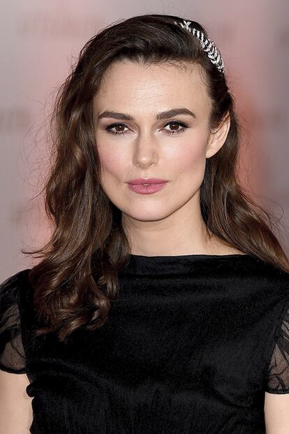 Keira Knightley optó por un pasador con forma de planta en la premiere de The Aftermath, el pasado febrero.