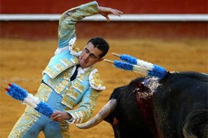 El Fandi, un espectáculo en banderillas, clava un par al violín en el quinto.