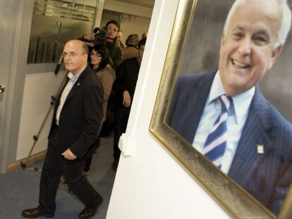 José Manuel Baltar, ayer, pasa ante el retrato de su padre camino al comité de dirección del PP. / N. GÓMEZ