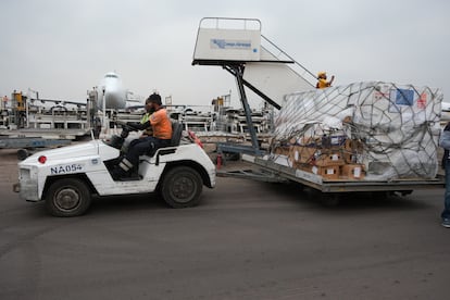 Avión con vacunas de la mpox, el pasado 5 de septiembre en el aeropuerto de Kinshasa (RDC). 