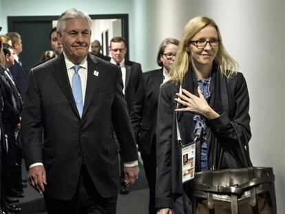 El secretario de Estado de EE UU, Rex Tillerson, se dirige a la reunión con su homólogo ruso, Serguéi Lavrov, durante el G20 celebrado en Bonn (Alemania) el jueves.