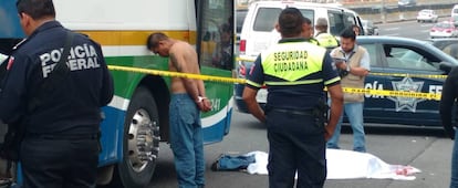 Un detenido junto al cadáver del delincuente linchado