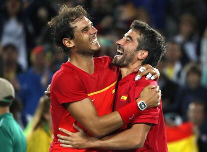 Los tenistas españoles Rafael Nadal (iz) y Marc López celebran la medalla de oro ganada hoy en la final de tenis de dobles masculino en los Juegos Olímpicos de Brasil 2016. EFE/Fernando Maia