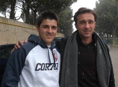 Juanele, a la derecha, con David Villa en 2004.