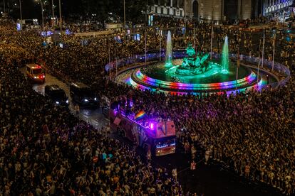 Fuentes de Cibeles con carrozas durante el orgullo LGTBIQ en Madrid, en 2022.