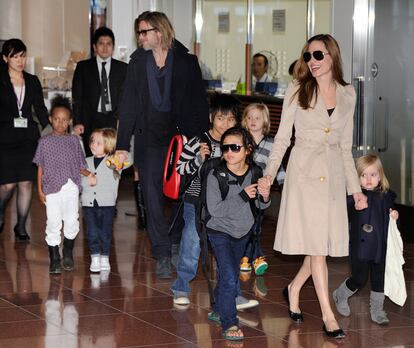 Allá donde van, aterrizan juntos (en la imagen, a su llegada al aeropuerto de Haneda, en Tokio, el pasado 8 de noviembre). Angelina Jolie y Brad Pitt se turnan los rodajes para que el que libra atienda a los hijos: tres biológicos (los rubios de la foto: Shiloh, nacido en Namibia, y los gemelos Knox y Vivienne, nacidos en Francia) y tres adoptivos (el mayor, Maddox, adoptado en Camboya; Zahara, de Etiopía, y el vietnamita Pax).