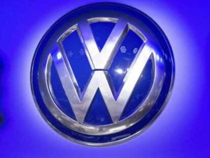 Logo de Volkswagen en el estand de la marca alemana en la Feria del Automóvil en Fráncfort.