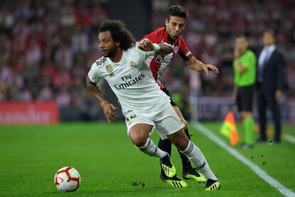 El defensa brasileño del Real Madrid Marcelo y el centrocampista español del Athletic de Bilbao Markel Susaeta.