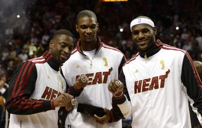 Wade, Bosh y LeBron posan con el anillo del curso pasado.