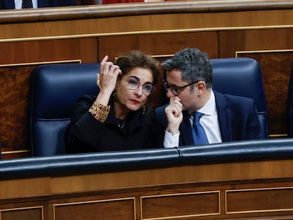 El ministro de la Presidencia, Félix Bolaños, conversa con la ministra de Hacienda, María Jesús Montero, en el Congreso.