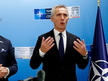 El ministro de Exteriores de Ucrania, Dmitro Kuleba, junto al secretario general de la OTAN, Jens Stoltenberg, este martes en Bucarest.