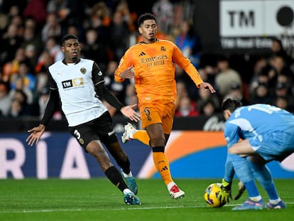 Mosquera del Valencia en acción este viernes con Bellingham del Real Madrid mientras Dimitrievski del Valencia recoge el balón.