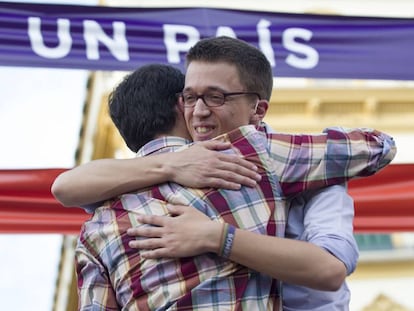 El n&uacute;mero dos de Podemos, &Iacute;&ntilde;igo Errej&oacute;n, y el l&iacute;der de IU, Alberto Garz&oacute;n, se abrazan en el mitin de Unidos Podemos en M&aacute;laga.
 