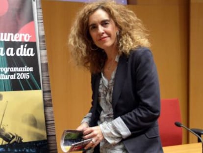 La concejal de Cultura de Bilbao, Ibone Bengoetxea, en la presentación de la guía de actividades 2015. 