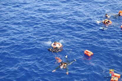 Los inmigrantes son rescatados por la marina de guerra italiana frente a la costa de Libia.