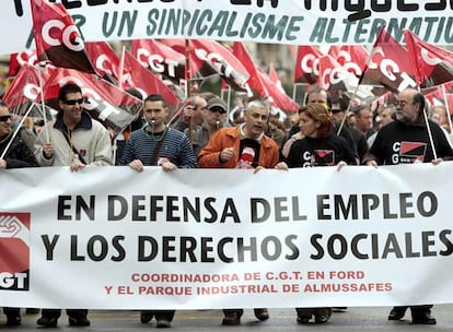 Representantes sindicales de CGT recorrieron ayer las principales calles de Valencia.