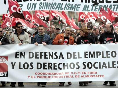 Representantes sindicales de CGT recorrieron ayer las principales calles de Valencia.