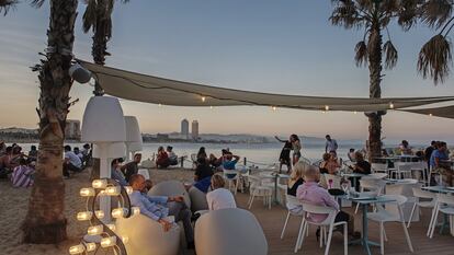 El Salt Beach Club, el chiringuito del hotel W Barcelona, sirve hamburguesas y cócteles en el paseo marítimo,
a pie de la arena de la playa de Sant Sebastià. Hay disc-jockeys y gente
de todo el mundo haciendo
lo que le gusta a todo el mundo.
www.saltbeachclub.com/es