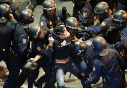 Cientos de policías antidisturbios impidieron acercarse al Congreso de los Diputados a los miles de manifestantes que trataron de cercar con su protesta el Parlamento en una jornada de pleno. La convocatoria del 25-S acabó con cargas policiales y decenas de heridos y detenidos. En la imagen, varios agentes detienen a un manifestante.