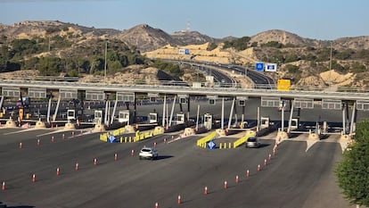 Playa de peajes de la autopista AP-7 en el entorno de la ciudad de Alicante.