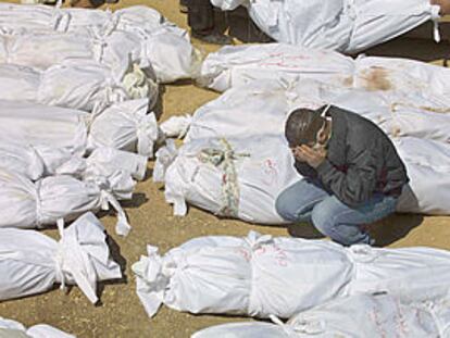 Un hombre llora entre las bolsas que contienen cadáveres recuperados de los escombros, en el hospital del campo de refugiados de Yenín.