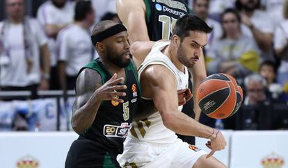 Campazzo y Rice pugnan por la pelota