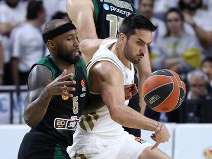 Campazzo y Rice pugnan por la pelota