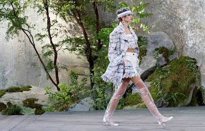 Kaia Gerber fue la encargada de abrir el desfile de Chanel en París.