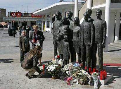 Familiares de víctimas del 11-M en un acto de homenaje celebrado ayer en la estación de Cercanías de Alcalá.