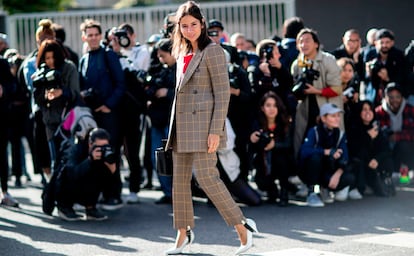 Natasha Goldenberg apuesta por el traje de cuadros de aires british y le resta formalidad llevándolo con camiseta debajo. El toque final lo ponen los pantalones fuseau (con goma por debajo) y los zapatos blancos, dos imprescindibles esta temporada.