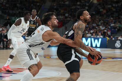 El base del Real Madrid Facundo Campazzo (i) lucha con Carlik Jones, del Partizan, durante el encuentro de Euroliga que Real Madrid y Partizan de Belgrado el pasado 10 de octubre en Madrid.