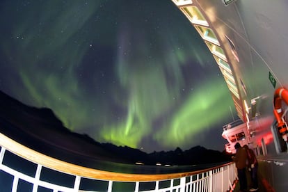 Reflejos luminosos en el cielo desde un crucero en Ringvassøy, en Noruega.