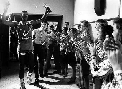 En 1990 la Copa se quedó en Zaragoza. El CAI superó al Joventut en la final gracias a una actuación enorme de su estrella Mark Davis, que anotó 44 puntos de los 76 que sumó su equipo. En la imagen, el escolta es aplaudido por un grupo de seguidoras, con la Copa del Rey en miniatura en la mano.