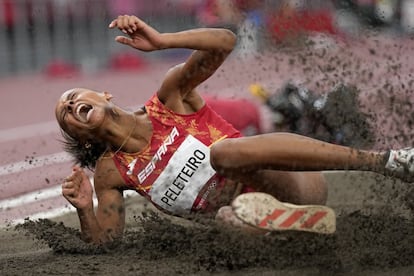 Ana Peleteiro, en un momento de la final de triple salto. La atleta española logró batir dos veces su propio récord nacional, primero con 14,77 en el segundo turno y luego con 14,87 en el quinto, y terminó celebrando el bronce junto a Yulimar Rojas, la gran estrella de la jornada.