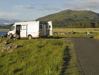 Una familia acampada con su autocaravana junto a la costa de Loch na Keal, en la isla de Mull, Escocia (Reino Unido).