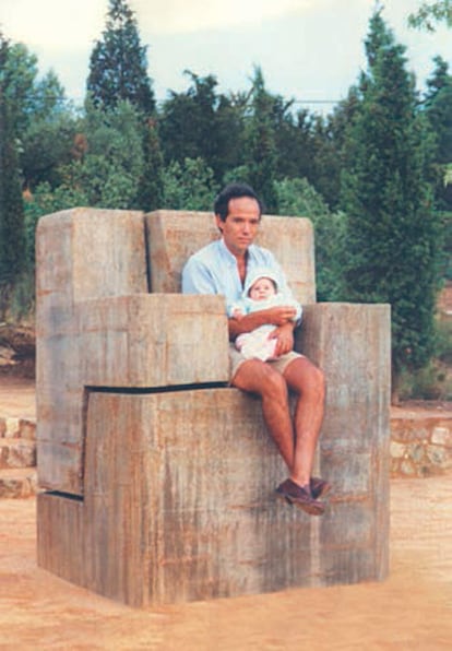 Gregorio Marañón y su hija Cristina en la escultura de Chillida, 'Lugar de asiento', en su cigarral de Toledo.