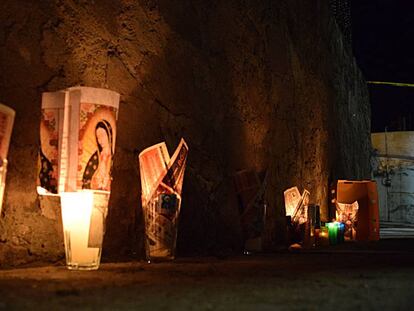 Una veladora en la parroquia donde Rubén Díaz fue asesinado.