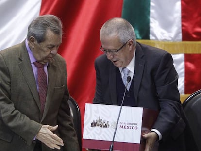 El diputado Porfirio Muñoz Ledo recibe del Secretario de Hacienda, Carlos Urzua, el paquete económico de 2019.