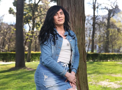 Celine Celis, inmigrante trans originaria de Venezuela, en el Parque del Retiro en Madrid, el 28 de marzo.