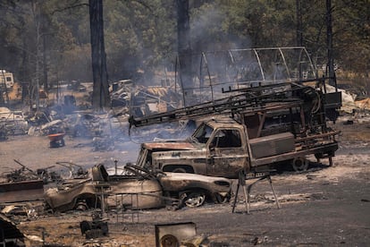 Varios vehículos calcinados por las llamas del Oak Fire, en  Midpines, al noreste del condado de Mariposa (California), el sábado.