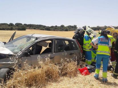 Los equipos de emergencias atienden en Madrid este pasado viernes a una joven que sufrió un accidente de tráfico.